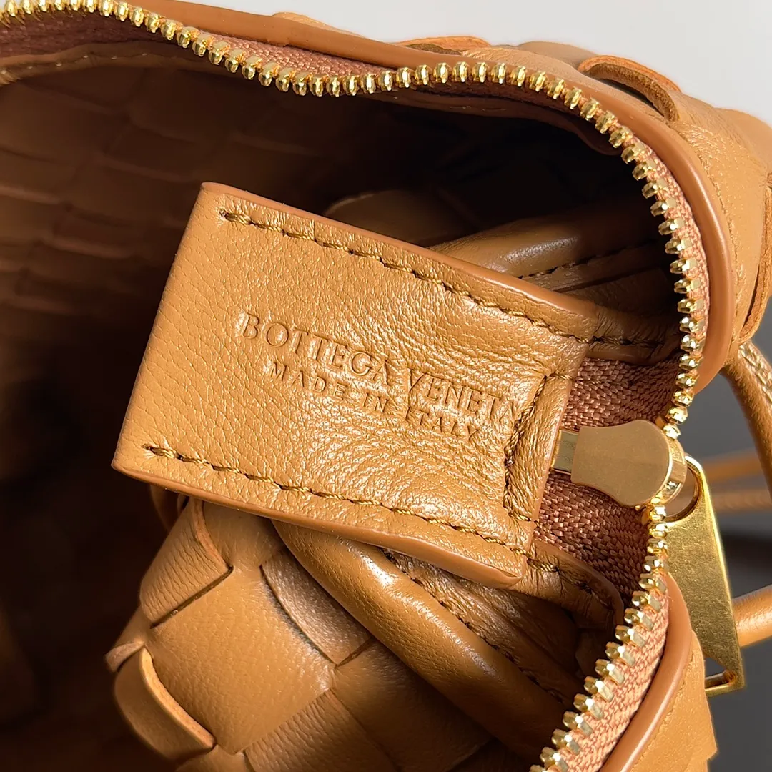 Batch 1560 New version and new color (third generation) 𝗕𝗼𝘁𝘁𝗲𝗴𝗮 𝗩𝗲𝗻𝗲𝘁𝗮———— The latest version of the loop camera bag💥 at the BV King of Cost-Effectiveness counter, large woven texture➕As always, ultra-high-quality lambskin, with zippers and adjustable drawstrings, it is especially suitable for the belly💫It can fit anything, and it is very light in weight. It is suitable for girls of all ages. Size: 17*10*6cm Style number: 723547